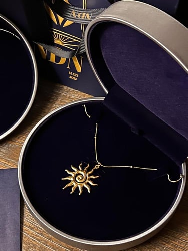 قلاده الشمس