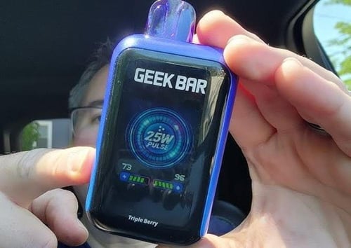 سحبة جاهزة جيك بار 23000 شفطة 50 نيكوتين - Geekbar...