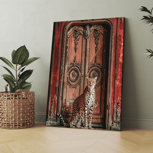 لوحة جدارية فهد خلفه باب