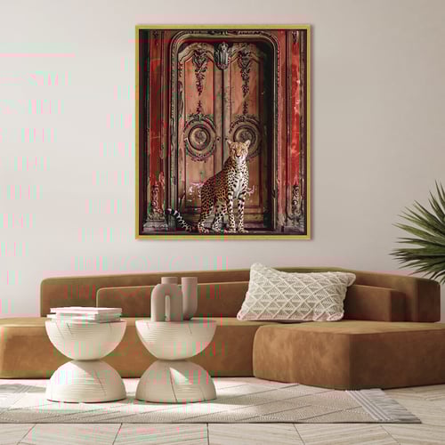 لوحة جدارية فهد خلفه باب