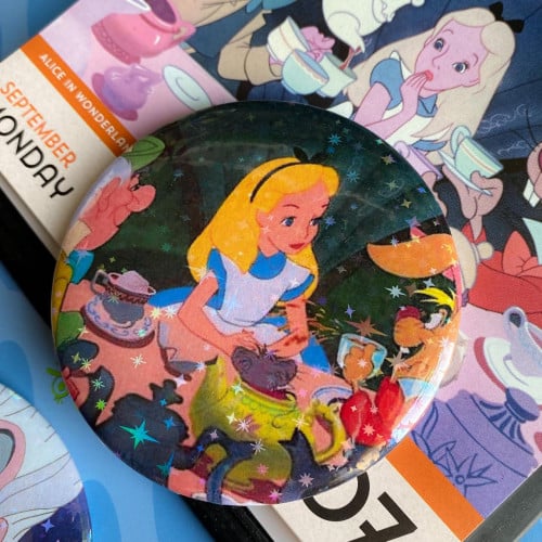 دبوس اليس في بلاد العجائب