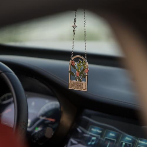 تعليقة سيارة اللون الفضي – حسب الطلب