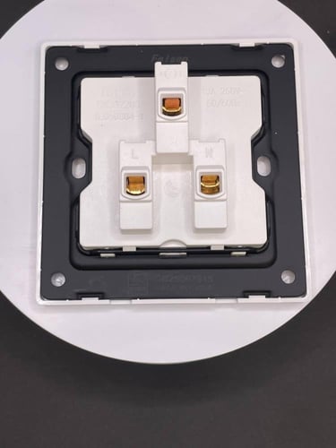 فيش 13 امبير بيانو ابيض بدون مفتاح ولمبة Felsen ضم...