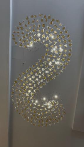 ثريا اوراق عسلي بحرف S بتصميم احترافي وجميل