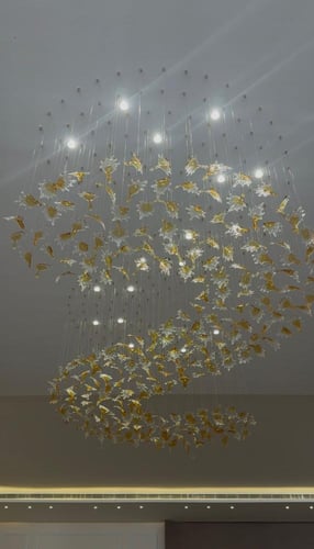 ثريا اوراق عسلي بحرف S بتصميم احترافي وجميل