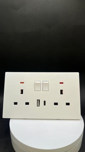 فيش 7×14 USB وType-C مدمج 13 امبير بيانو ابيض مفتا...