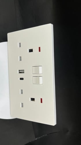 فيش 7×14 USB وType-C مدمج 13 امبير بيانو ابيض مفتا...
