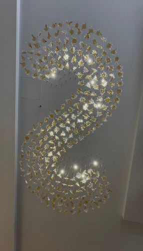 ثريا اوراق عسلي بحرف S بتصميم احترافي وجميل