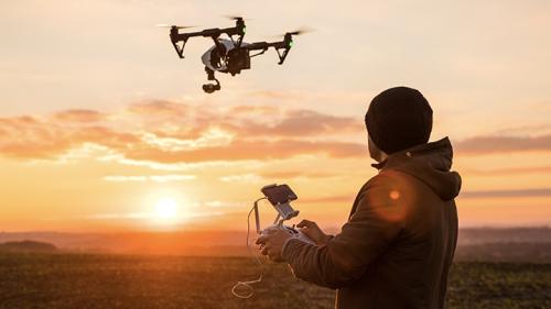 أساسيات الدرونز وتشغيلها واستخداماتها