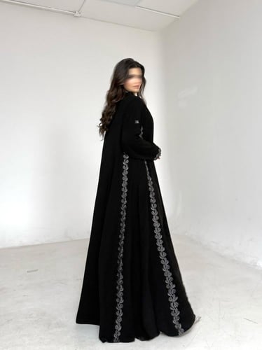 عباية كريب اسود مطرز رمادي