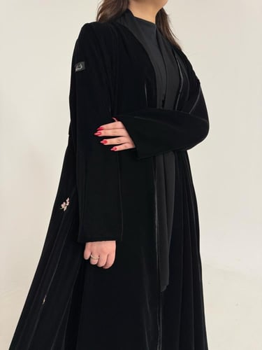 عباية مخمل اسود مع مخمل مطرز من الخلف