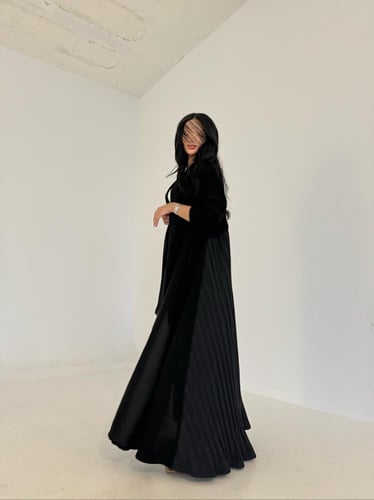 عباية كريب اسود مع كريب مكسر من الخلف قصة كلوش