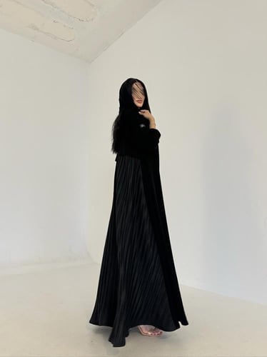 عباية كريب اسود مع كريب مكسر من الخلف قصة كلوش