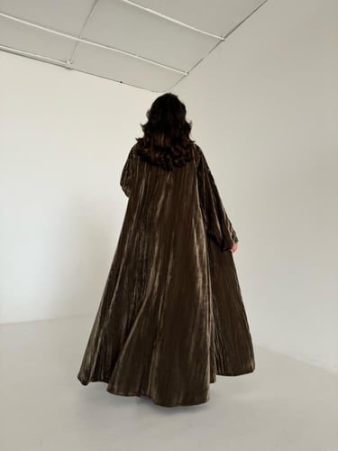 عباية مخمل زيتي مكسر قصة كلوش