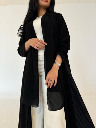 عباية كريب اسود مع كريب مكسر من الخلف قصة كلوش