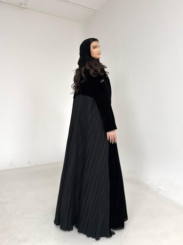 عباية مخمل اسود مع كريب مكسر