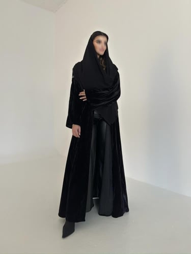 عباية مخمل أسود مكسر