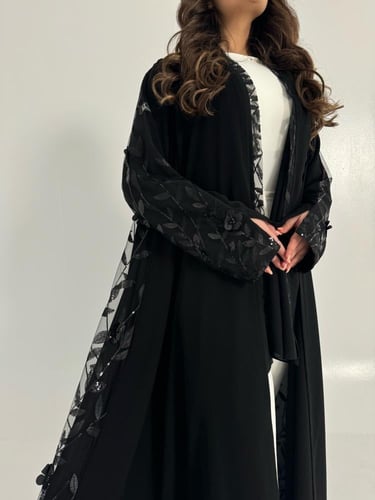 عباية كريب اسود مع تل مطرز