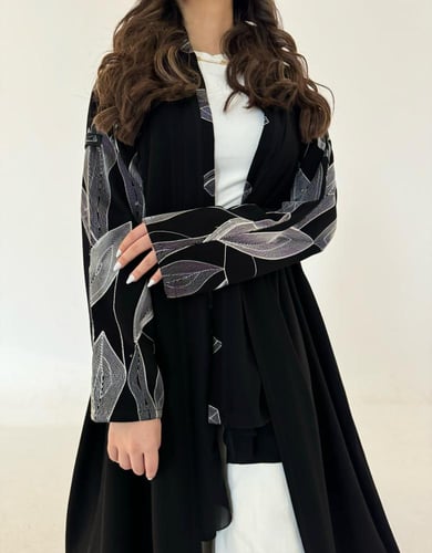 عباية كريب اسود مع اكمام مطرزة قصة كلوش