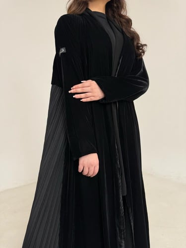 عباية مخمل اسود مع كريب مكسر