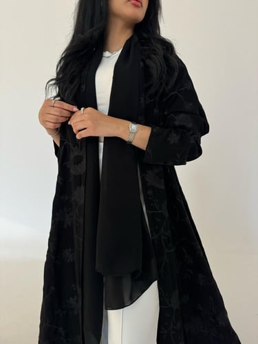 عباية كريب اسود مطرز اسود قصة كلوش