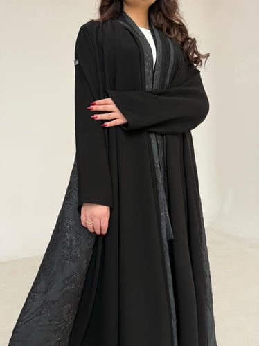 عباية كريب اسود مع تفته من الخلف