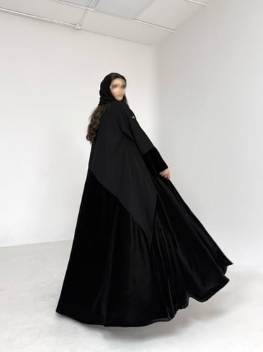 عباية كريب اسود مع مخمل اسود