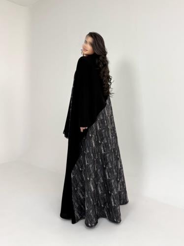 عباية كريب اسود مع تفتة جاكار