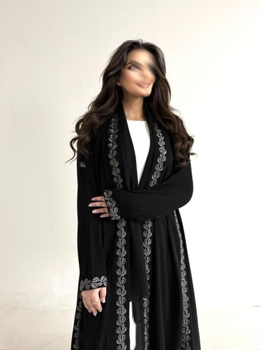 عباية كريب اسود مطرز رمادي