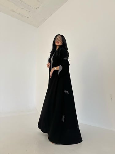 عباية كريب اسود تطريز رمادي قصة كلوش