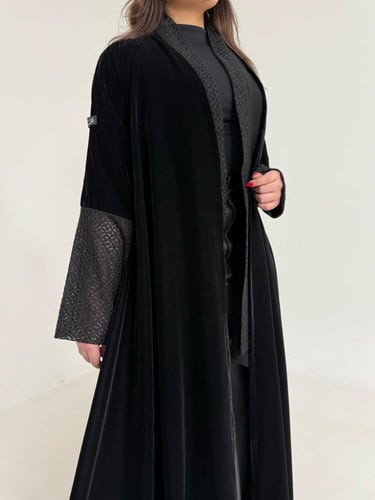 عباية مخمل مع اكمام سنارة اسود