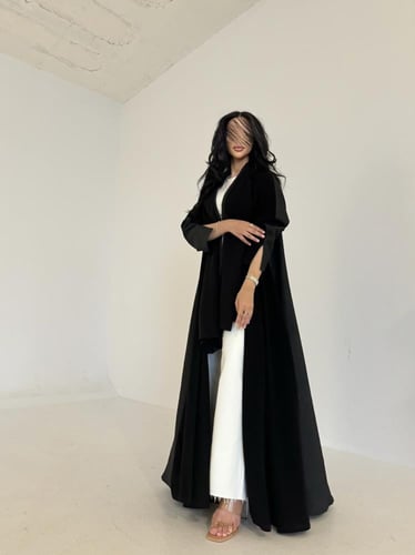 عباية كريب مع جاكار زري أسود من الخلف قصة كلوش