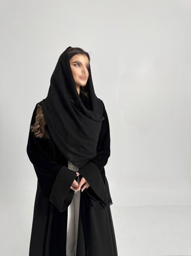 عباية كريب اسود مع مخمل قصة كلوش