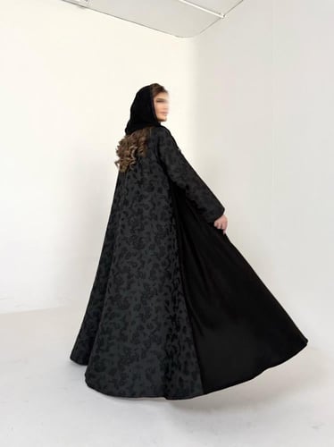 عباية كريب اسود مع تفته من الخلف