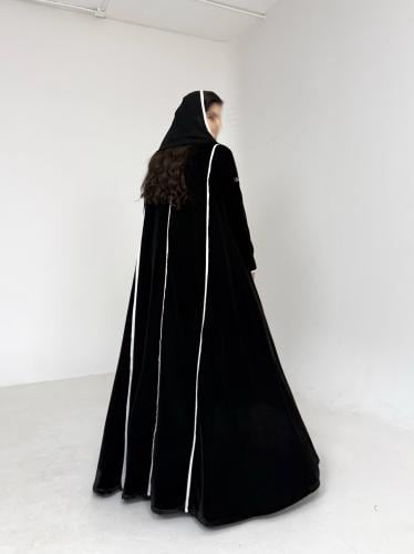 عباية مخمل اسود مع تحديد اوف وايت