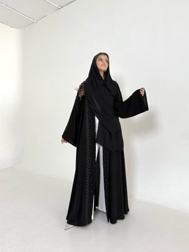 عباية كريب اسود مطرز اسود قصة كلوش