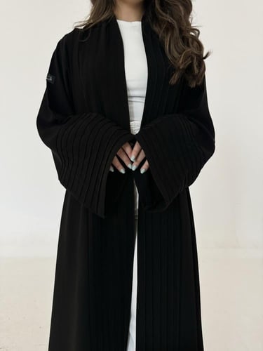 عباية كريب أسود فاحم مع ياقة مخططة