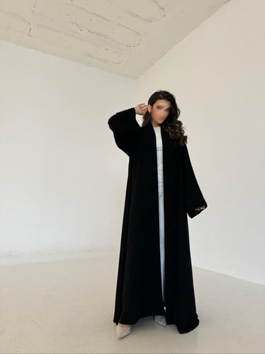 عباية كريب أسود فاحم مع ياقة مخططة