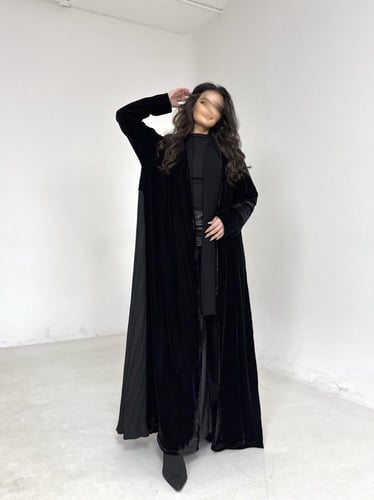 عباية مخمل اسود مع كريب مكسر