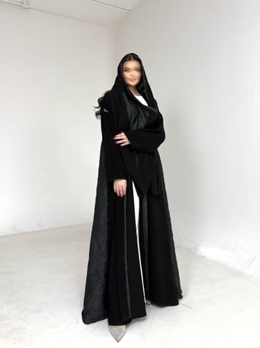 عباية كريب اسود مع تفته من الخلف