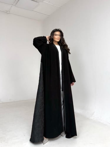 عباية كريب اسود مع تفته من الخلف