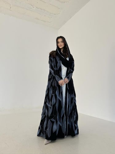 عباية كريب مطرز سماوي قصة كلوش