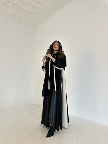 عباية شامواة اسود وبيج قصة كلوش