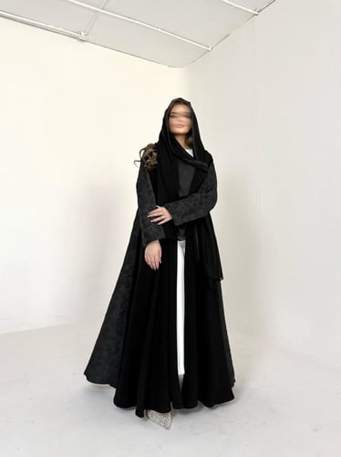 عباية كريب اسود مع تفته من الخلف