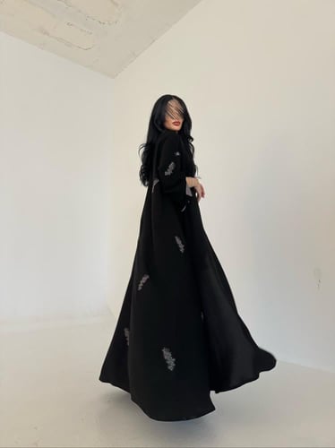 عباية كريب اسود تطريز رمادي قصة كلوش