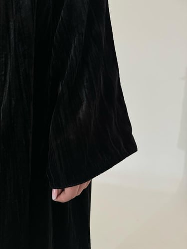 عباية مخمل أسود مكسر