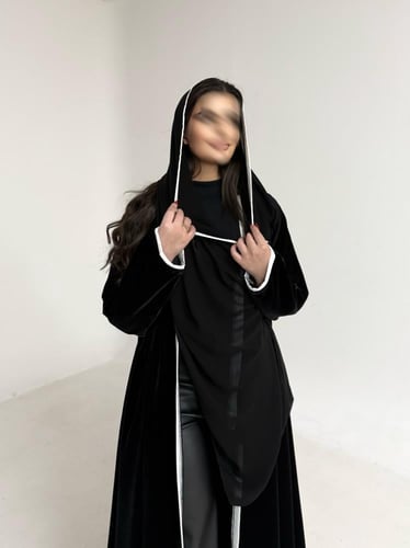 عباية مخمل اسود مع تحديد اوف وايت