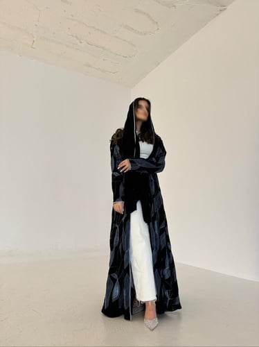 عباية كريب مطرز سماوي قصة كلوش