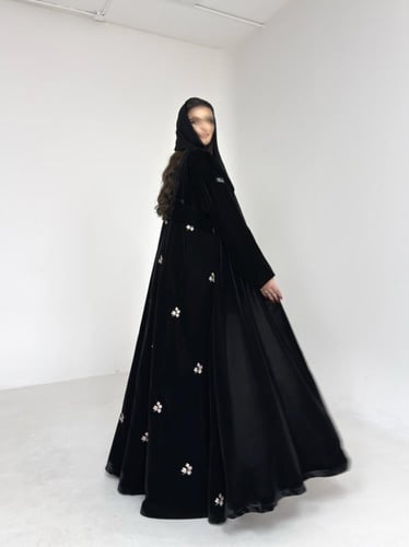 عباية مخمل اسود مع مخمل مطرز من الخلف