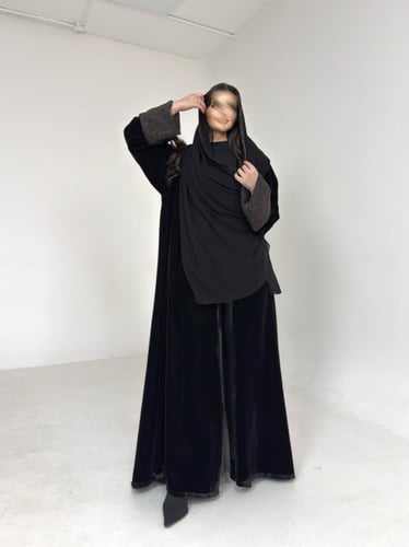 عباية مخمل اسود مع حرير تركي